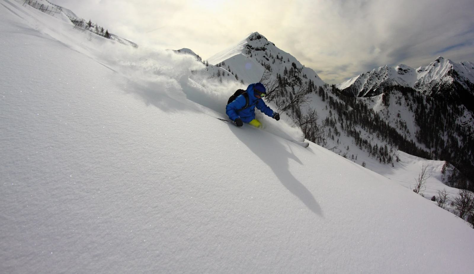 Sciatore in neve fresca sulle Orobie