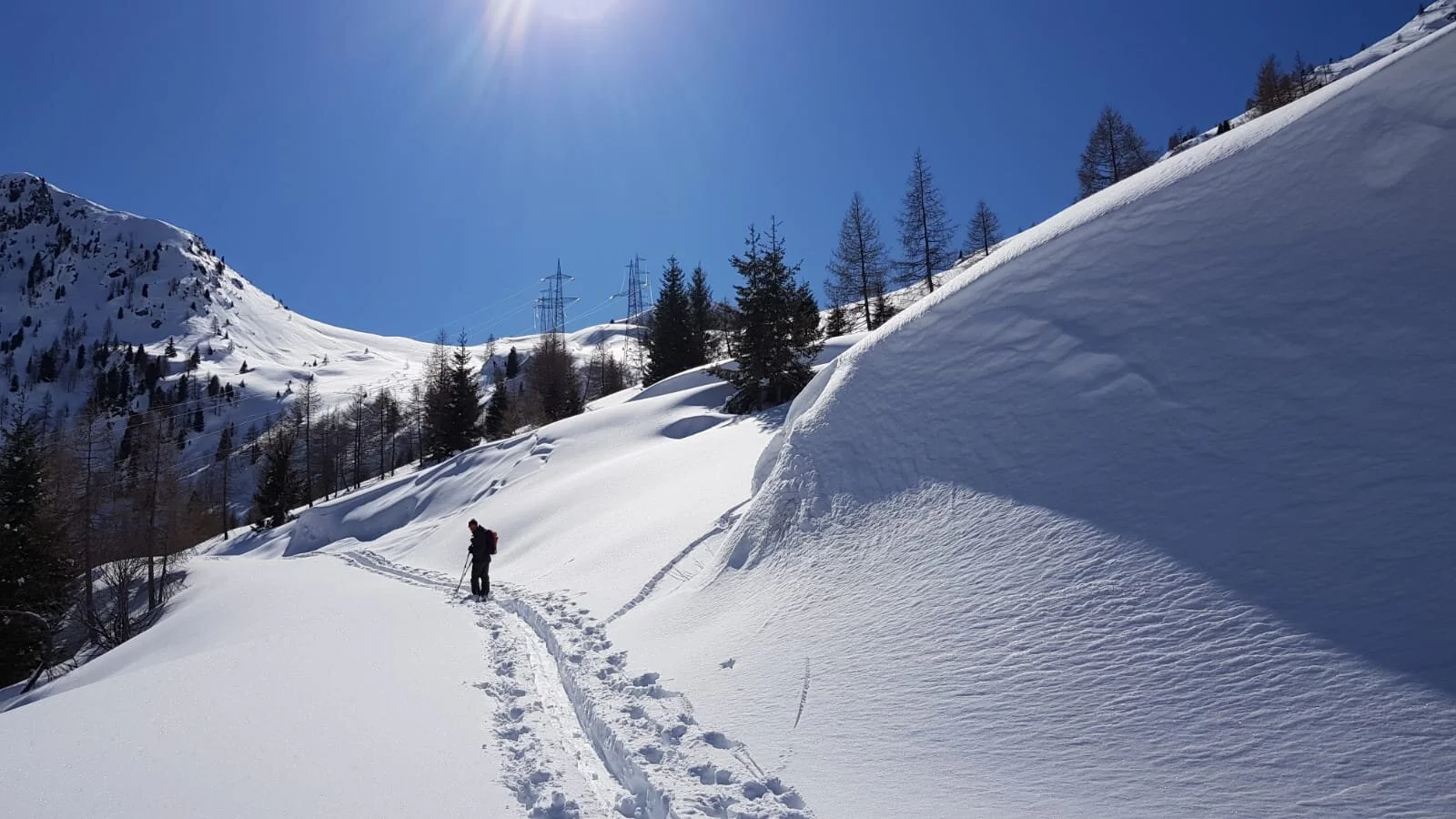 Scialpinista su una traccia innevata sopra Foppolo