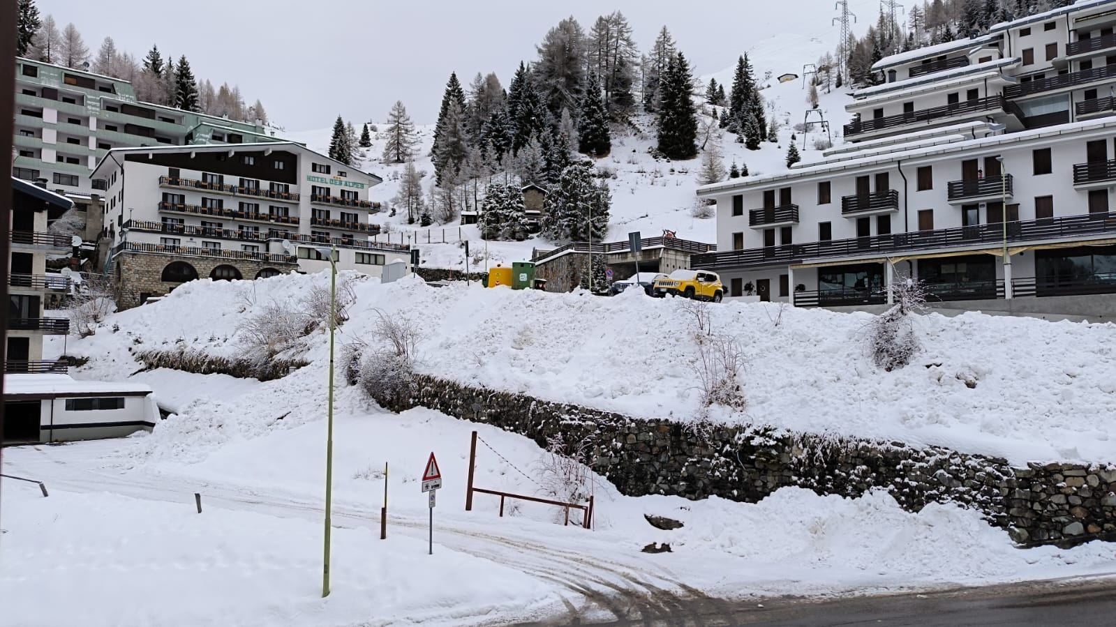 La via davanti alla casa in inverno
