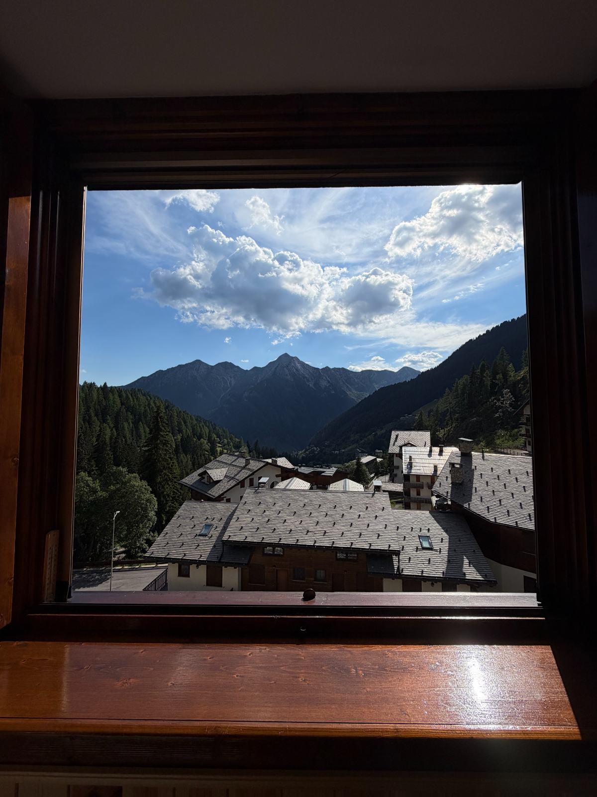 Finestra della camera aperta sulla valle in estate